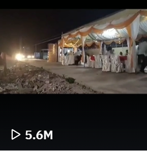 Thông thường, những phương tiện xe máy, ô tô khi qua đoạn đường này, dù khó chịu nhưng mọi người vẫn thông cảm phần nào cho gia chủ, đi nép vào đoạn đường nhỏ.