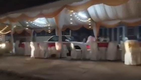 Thế nhưng, một ô tô khác lại có lối đi riêng khiến ai nấy “hú hồn”. Dường như “chướng tai gai mắt” nên ô tô nhấn ga, đi thẳng vào giữa rạp cưới dựng giữa đường không chút do dự.