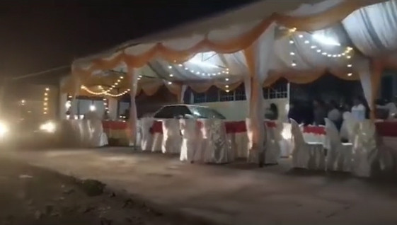 Một video do B.H.O đăng tải lên TikTok ghi lại cảnh mọi người đang vui vẻ nói chuyện khi dự tiệc cưới. Điều đáng nói, gia chủ dựng rạp cưới giữa đường có phần sai sai khi diện tích chiếm hơn nửa lòng đường.