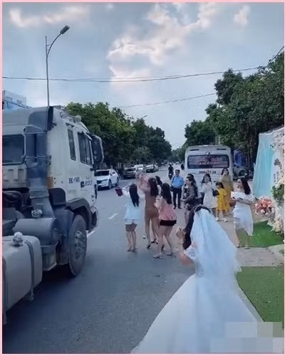 Dù đăng tải chưa đầy 1 ngày nhưng sự việc ô tô lao thẳng vào rạp cưới giữa đường đã thu về hơn 5,6 triệu lượt xem, 130 nghìn lượt thả tim và hàng nghìn bình luận tranh cãi.