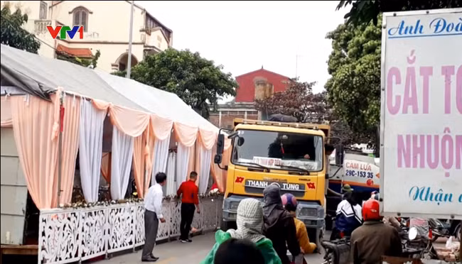 Việc dựng rạp hay tổ chức đám cưới gần đường gây bức xúc cho mọi người xung quanh đã từng được đăng tải lên mạng rất nhiều.