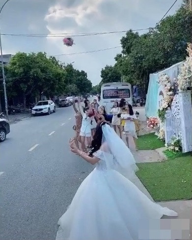 Được biết, video này đã xuất hiện cách đây khá lâu nhưng bây giờ được cư dân mạng “đào” lại và gây sốt mạng xã hội.