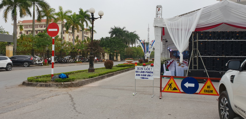 Bên cạnh đó, nhiều bình luận cũng thể hiện thái độ chê trách, cho rằng xe ô tô xử lý có phần “cục tính”. Nếu khó chịu có thể thương lượng với chủ nhà hoặc báo cơ quan chức năng để xử lý.