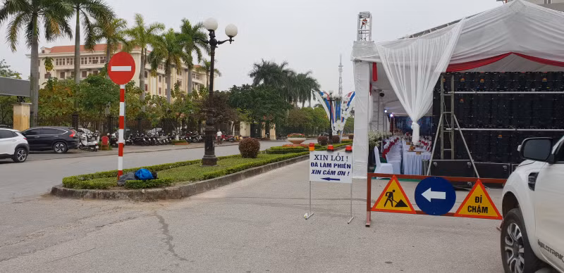 Bên cạnh đó, nhiều bình luận cũng thể hiện thái độ chê trách, cho rằng xe ô tô xử lý có phần “cục tính”. Nếu khó chịu có thể thương lượng với chủ nhà hoặc báo cơ quan chức năng để xử lý.