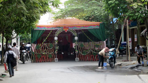 Việc tổ chức đám cưới lấn chiếm lòng, lề đường là hoàn toàn không nên. Mọi người cần cân nhắc và tìm phương án khác phù hợp để tránh xảy ra điều đáng tiếc.