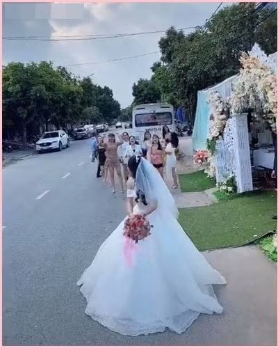 Lúc này, ai nấy đều hoảng hốt chạy toán loạn vì sợ. Trong khi đó, chiếc ô tô trắng đi với tốc độ nhanh đã khiến mọi thứ bày biện cho đám cưới từ bàn ghế, bánh kẹo, đồ ăn, hoa trang trí… hư hỏng, bay tán loạn.