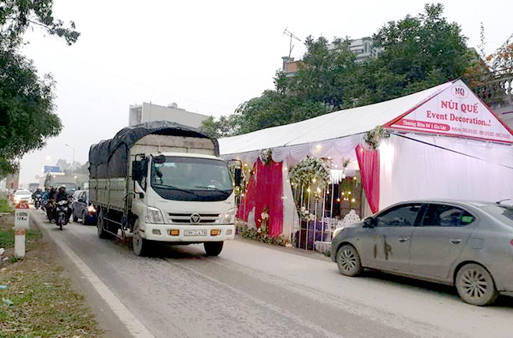 Tuy nhiên, dân mạng cũng thông cảm, bởi có thể gia chủ không đủ kinh phí để thuê nhà hàng hay lên phương án tổ chức khác.