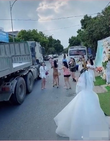 Một số người cho rằng, việc dựng rạp cưới giữa đường là sai vì gây ảnh hưởng tới sự di chuyển của người khác, thậm chí có thể xảy ra tai nạn.