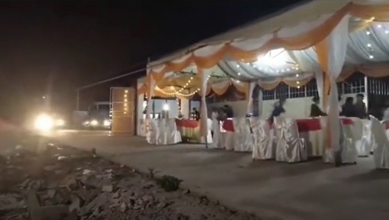 Hình ảnh một số gia đình dựng rạp cưới giữa đường gây ảnh hưởng tới việc đi lại của các phương tiện trở thành đề tài tranh cãi trên mạng xã hội.