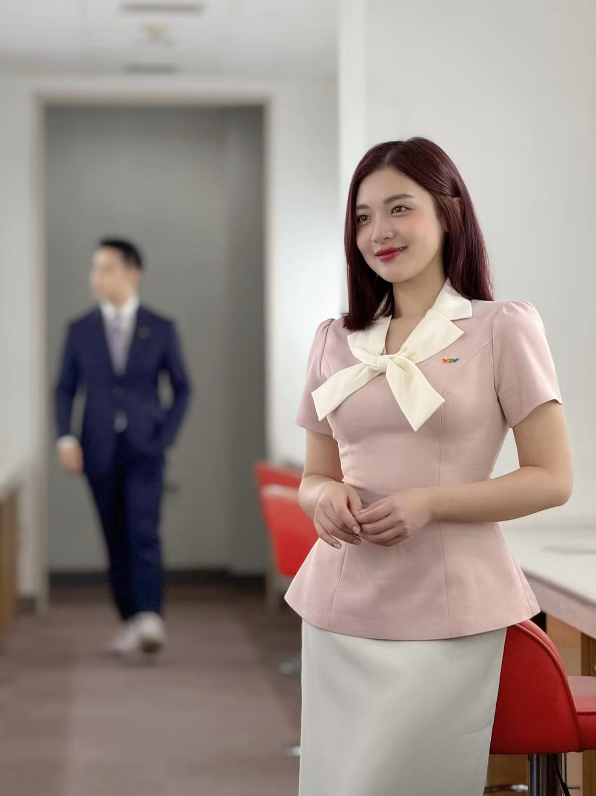 Theo đó, chỉ ít phút trước khi xuất hiện trên sân khấu chào mừng người xem đến với trận đấu cuối cùng, do sàn trơn, MC Phương Thảo bất ngờ trượt ngã trong sự lo lắng của cả ê-kíp.