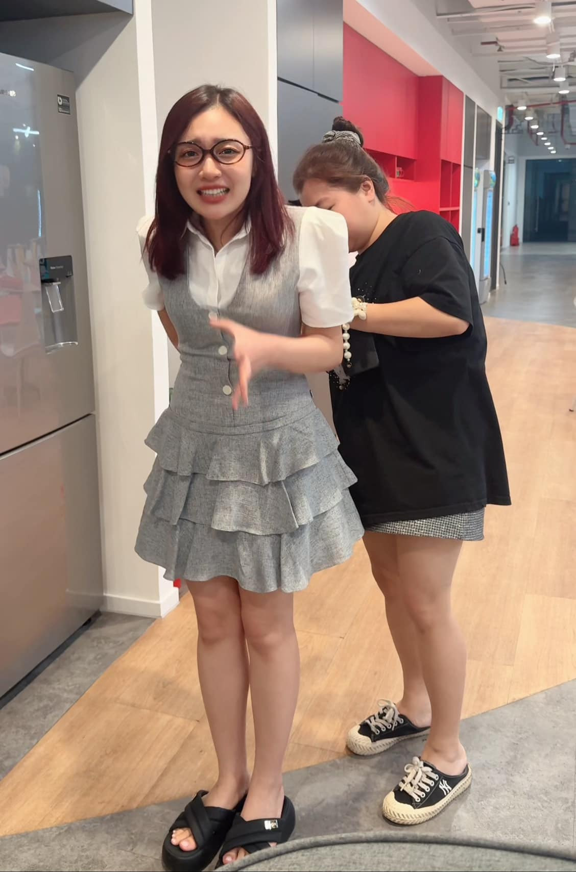 Theo đó, nữ MC cho biết cô đã gặp phải tình huống đầy oái oăm là bị bục váy ngay trong khi đang phát trực tiếp. Lúc này, trận đấu giữa FPT Flash và TDT Esports đang diễn ra và cô phải vắng mặt trong ván 5 quan trọng vì sự cố bất ngờ này.