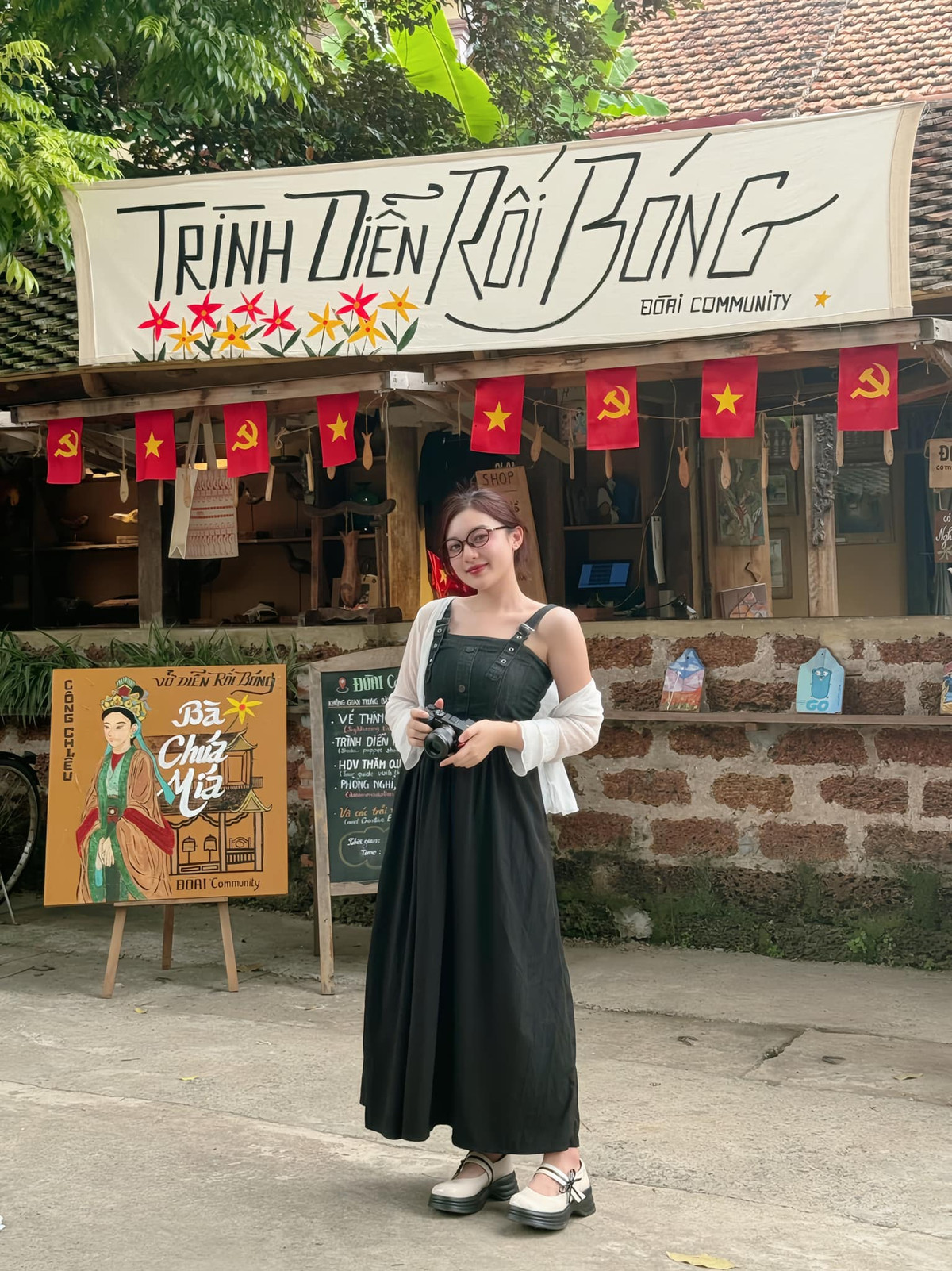 MC xinh đẹp của Liên Quân chia sẻ trên trang cá nhân rằng đây là lần đầu tiên cô đang dẫn thì bị... bục váy. Điều này khiến Vũ Phương Thảo rất sốc và cũng chẳng biết đâu là nguyên nhân dẫn đến sự cố nhạy cảm này.