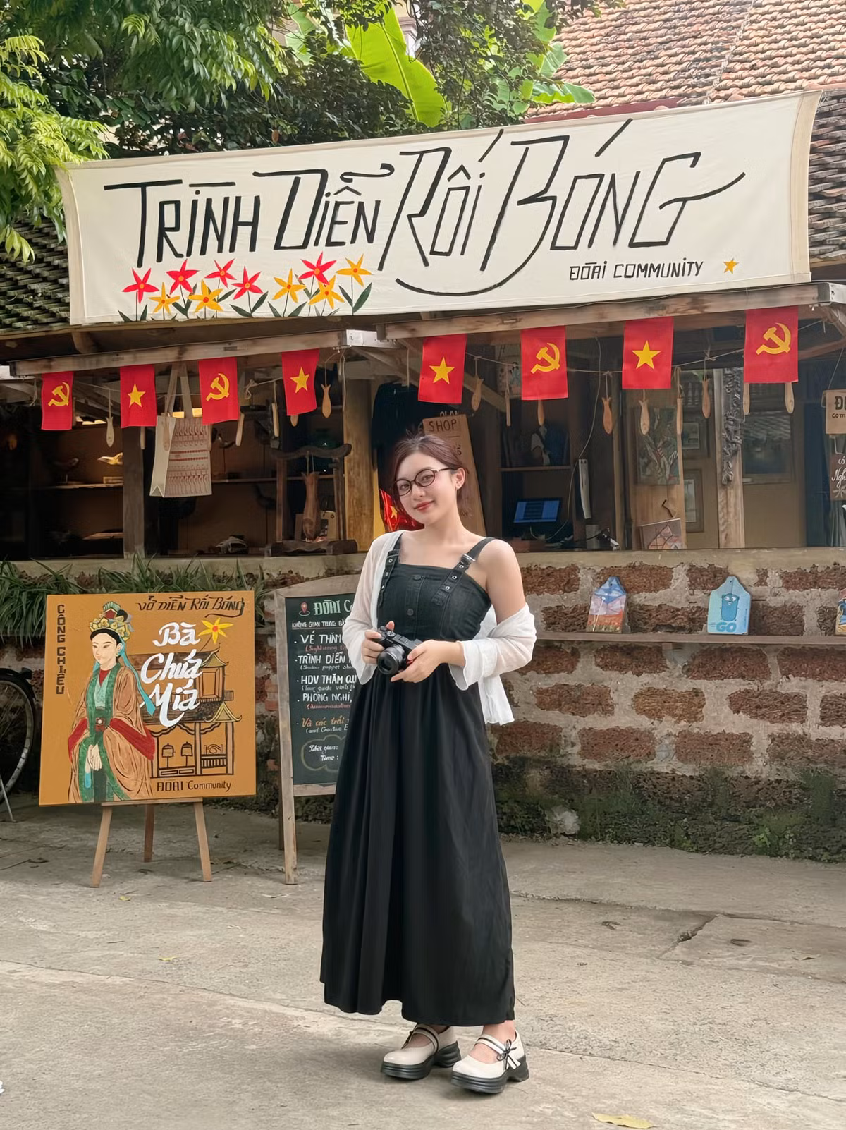 MC xinh đẹp của Liên Quân chia sẻ trên trang cá nhân rằng đây là lần đầu tiên cô đang dẫn thì bị... bục váy. Điều này khiến Vũ Phương Thảo rất sốc và cũng chẳng biết đâu là nguyên nhân dẫn đến sự cố nhạy cảm này.