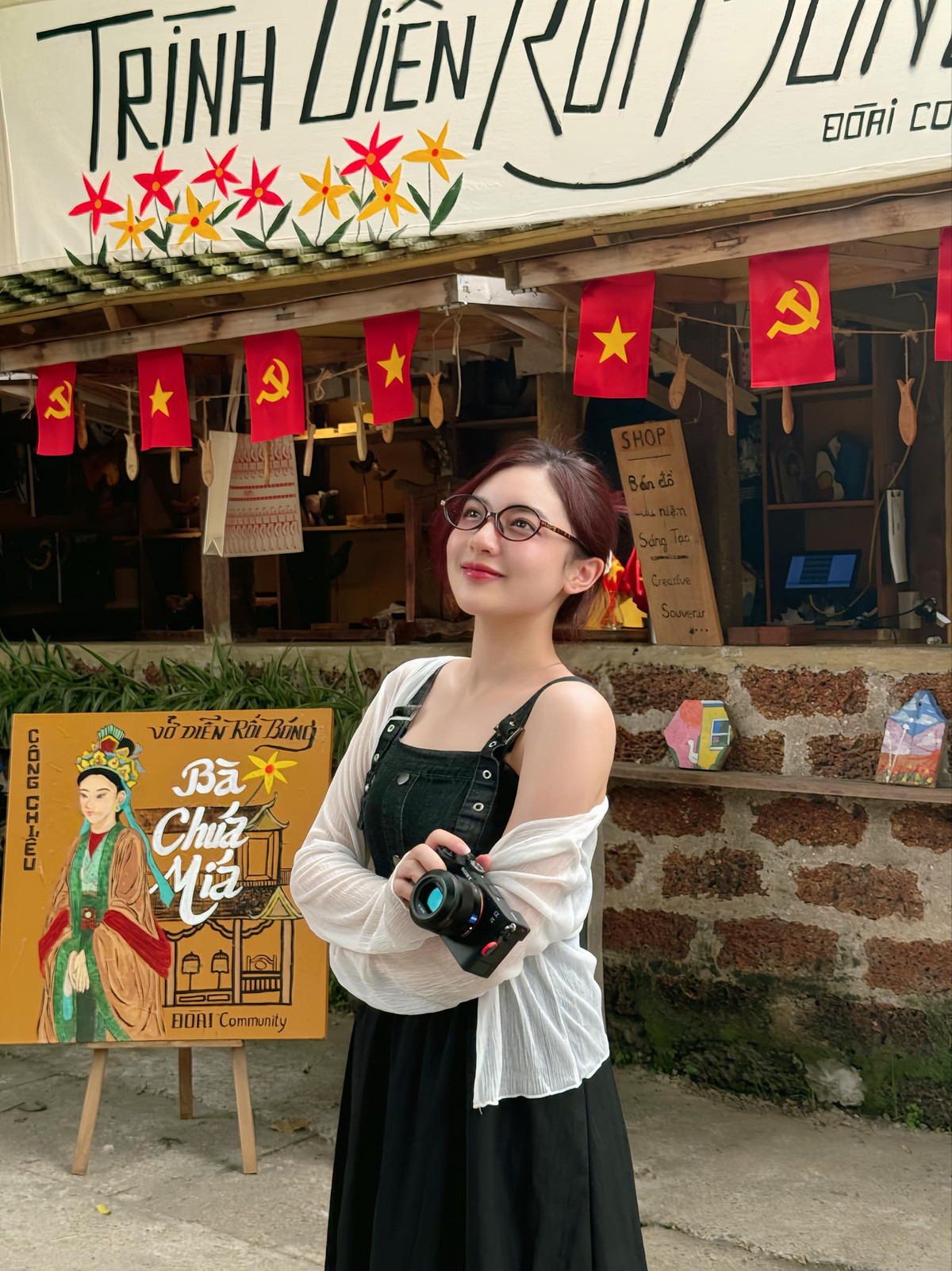 Dù là sự cố hy hữu và tạm thời không thể tiếp tục trong vai trò MC nhưng khá may mắn khi Phương Thảo đã được những người đồng nghiệp là BLV Hoàng Sơn và BLV Tùng Họa Mi hỗ trợ rất kịp thời.