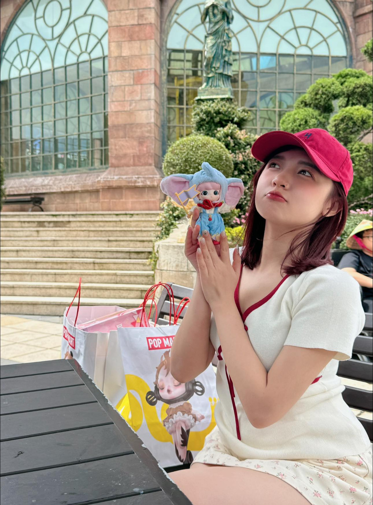 Cú ngã khiến nữ MC không chỉ đau mà còn ngại ngùng trước khán giả quốc tế nhưng cô nàng đã nhanh chóng lấy lại bình tĩnh.