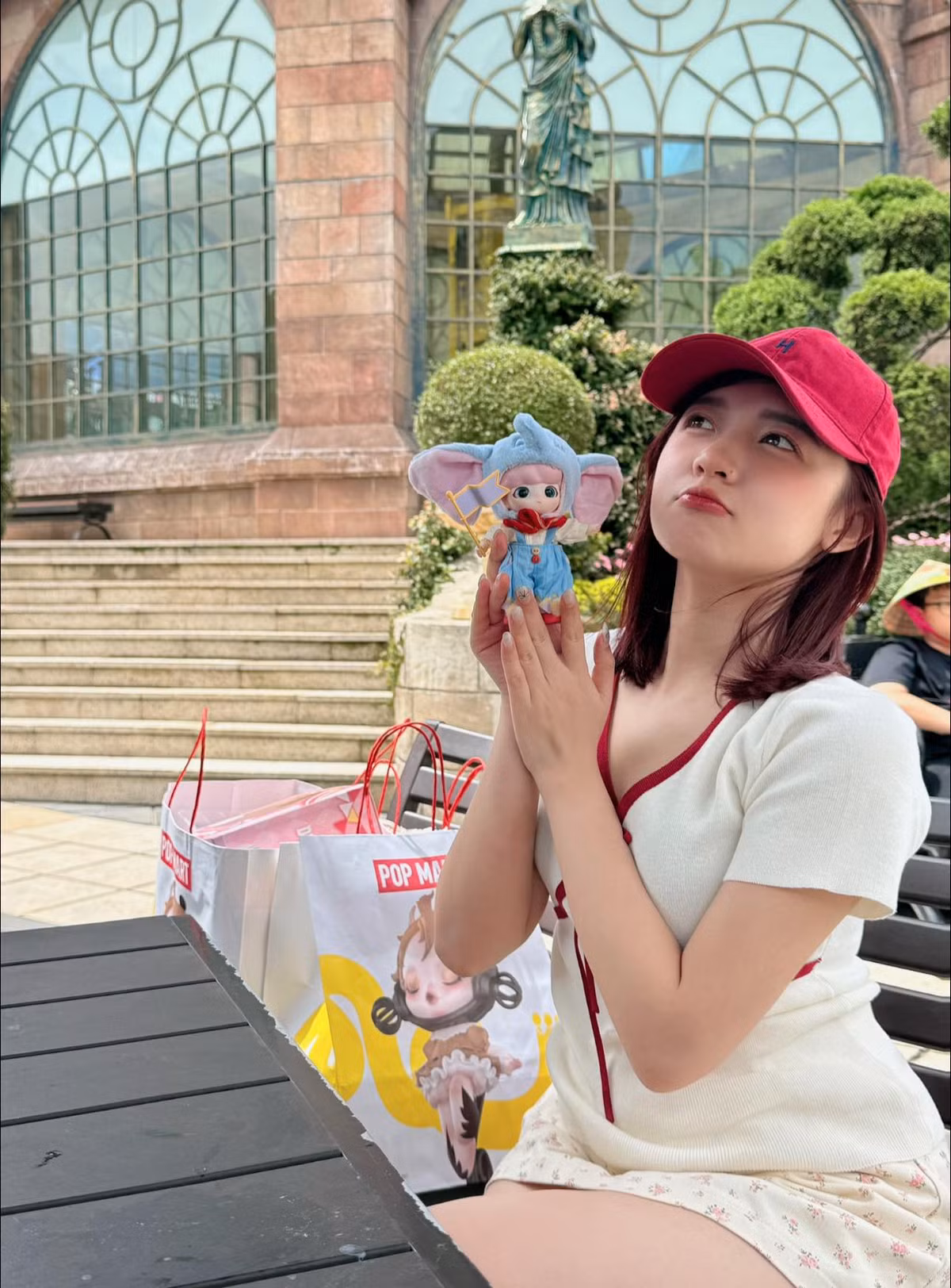 Cú ngã khiến nữ MC không chỉ đau mà còn ngại ngùng trước khán giả quốc tế nhưng cô nàng đã nhanh chóng lấy lại bình tĩnh.