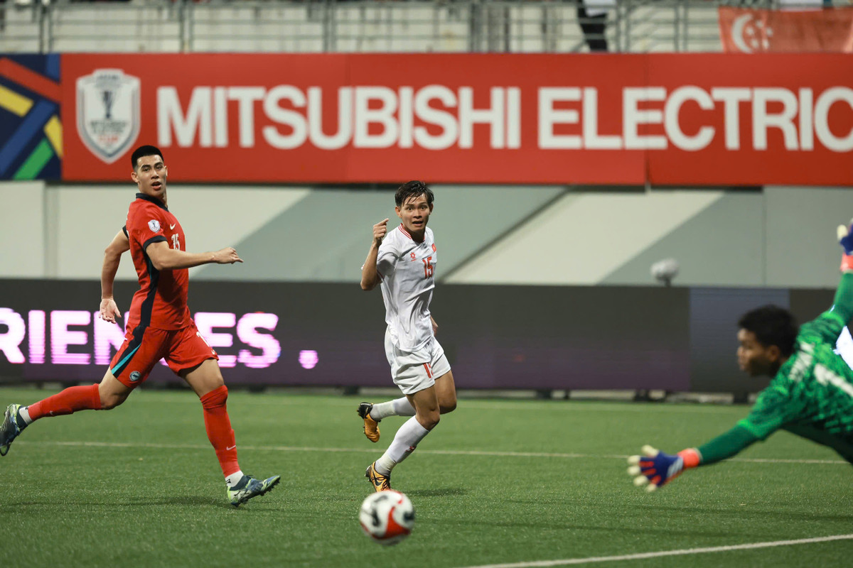 Trong khi hàng thủ có nhiều biểu hiện tích cực thì hàng công lại có phần gây thất vọng. Một phần nguyên nhân có lẽ đến từ cảm giác bóng không tốt của các chân sút áo trắng trên mặt cỏ nhân tạo ở trận này. Vĩ Hào, Tiến Linh đều nhiều lần bỏ lỡ cơ hội trong trận này.