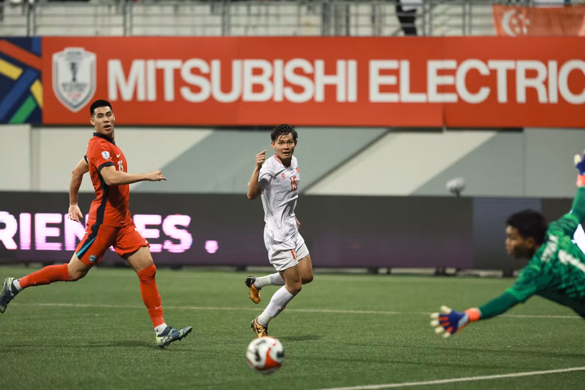 Trong khi hàng thủ có nhiều biểu hiện tích cực thì hàng công lại có phần gây thất vọng. Một phần nguyên nhân có lẽ đến từ cảm giác bóng không tốt của các chân sút áo trắng trên mặt cỏ nhân tạo ở trận này. Vĩ Hào, Tiến Linh đều nhiều lần bỏ lỡ cơ hội trong trận này.