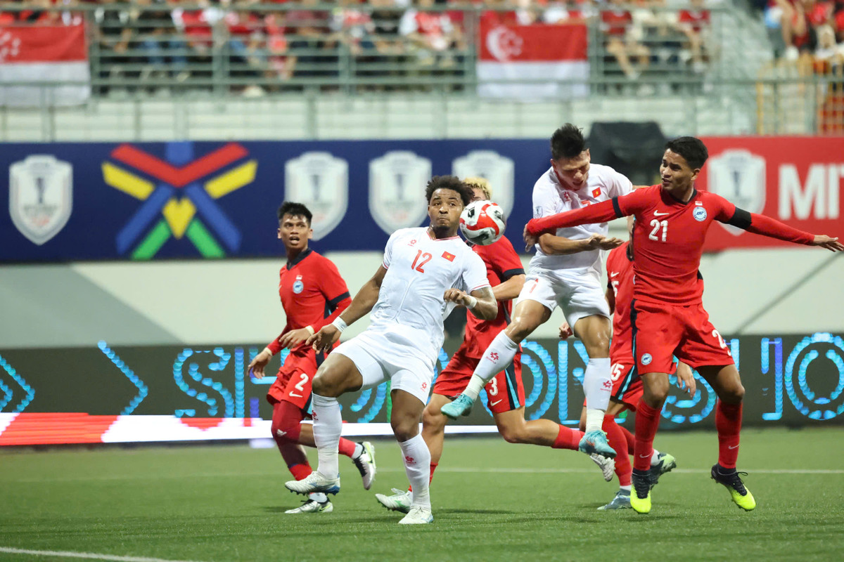 Thêm một trận đấu nữa trong hành trình ASEAN Cup 2024 “binh đoàn Rồng Vàng” không thể ghi bàn trong hiệp 1. Thực tế thì lưới của tuyển Singapore đã rung lên một lần trong hiệp 1 tuy nhiên bàn thắng không được công nhận do lỗi việt vị.