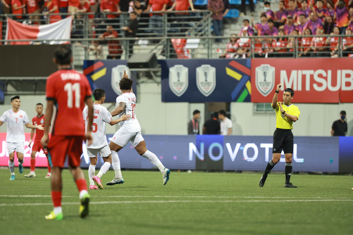 Trên hàng công, việc phải thi đấu trên sân cỏ nhân tạo khiến các chân sút Việt Nam gặp nhiều khó khăn. Các cơ hội liên tục bị bỏ lỡ do hàng công áo trắng không thể có được sự chính xác trong các pha chạm bóng cuối cùng.