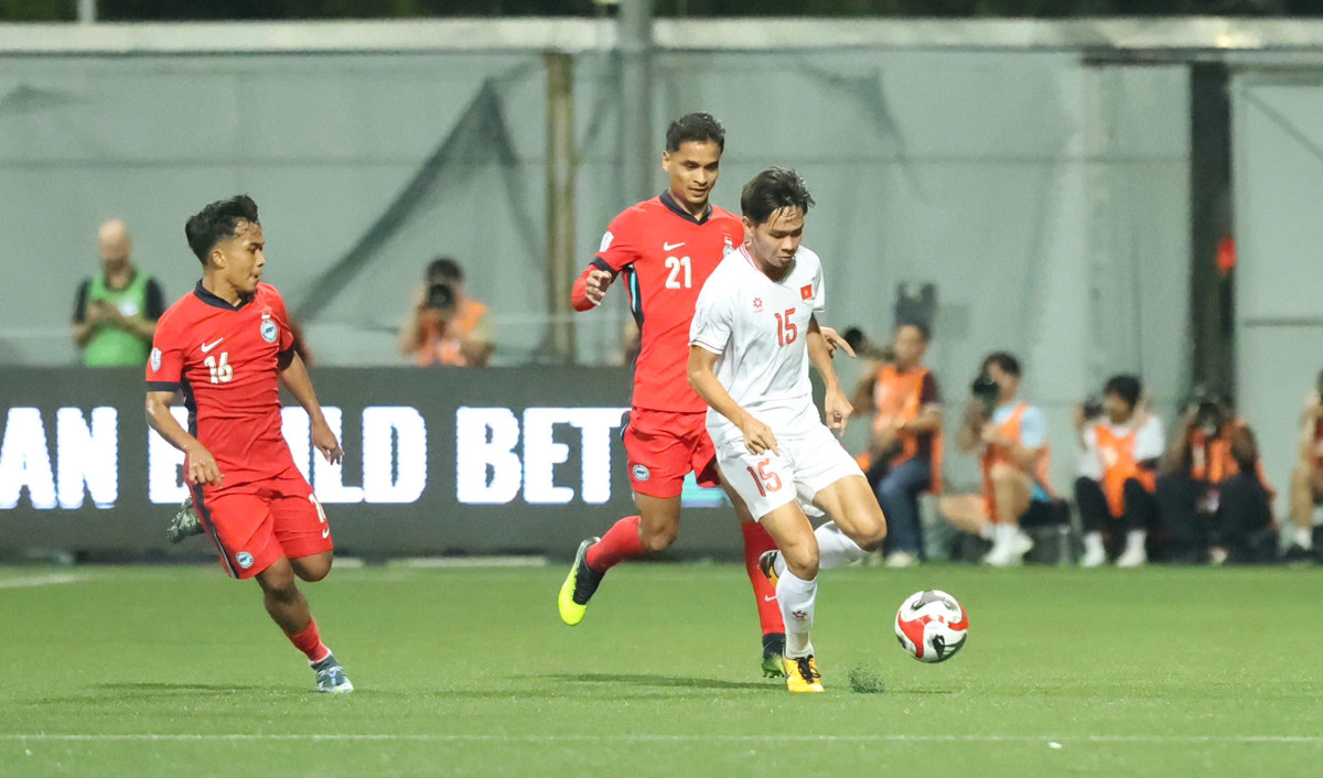 Trong chuyến làm khách tại Singapore, lại một trận đấu nữa đội tuyển Việt Nam phải thi đấu trên sân cỏ nhân tạo. Những khó khăn trong cuộc đọ sức trên đất Philippines tại vòng bảng chắc chắn sẽ đem lại nhiều kinh nghiệm cho thầy trò HLV Kim Sang Sik.