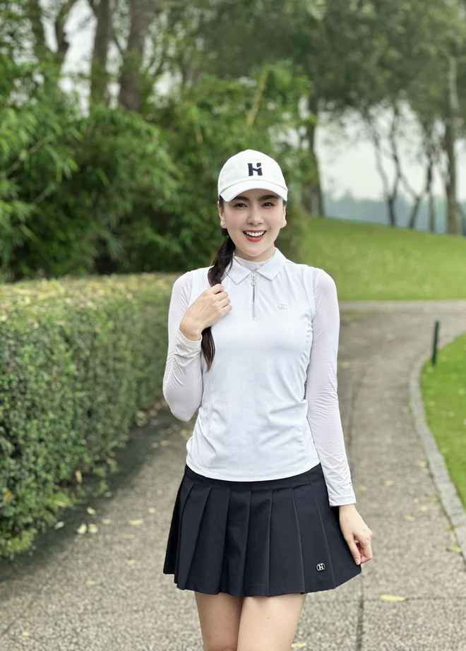 Với loạt hình do ông xã chụp, Mai Ngọc được cộng đồng mạng bày tỏ sự ngưỡng mộ. Bên cạnh đó, nhiều người cũng nhận xét nhan sắc ở tuổi 33 của nữ MC vẫn vô cùng trẻ trung và rạng rỡ.