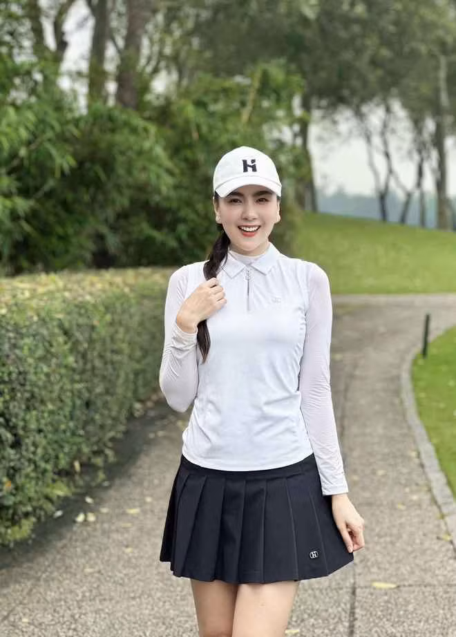 Với loạt hình do ông xã chụp, Mai Ngọc được cộng đồng mạng bày tỏ sự ngưỡng mộ. Bên cạnh đó, nhiều người cũng nhận xét nhan sắc ở tuổi 33 của nữ MC vẫn vô cùng trẻ trung và rạng rỡ.