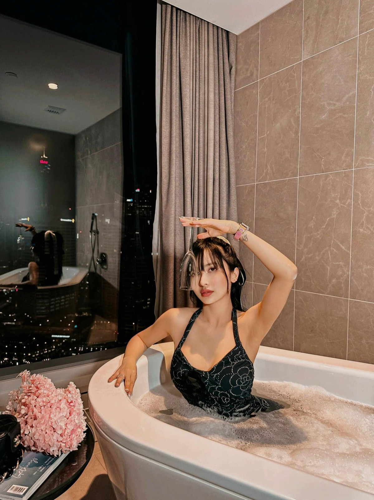 Hình ảnh của Mina Phạm luôn gắn liền với phong cách thời trang sang trọng, thời thượng.