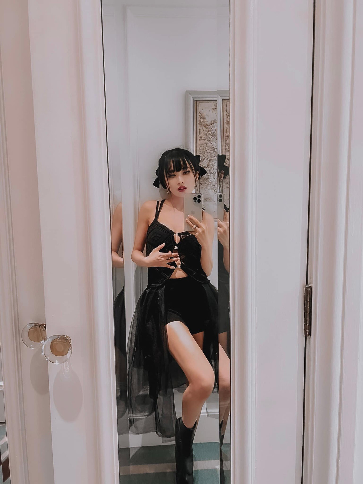 Thời gian gần đây, Mina Phạm kết thân với bộ môn nhảy hiện đại nên phong cách ăn mặc của cô cũng trở nên đa dạng hơn. Mina Phạm yêu thích những bộ váy ngắn, body suit, quần short đính sequin lấp lánh phối cùng giày thể thao, boots cao cổ tạo tổng thể trẻ trung, năng động.