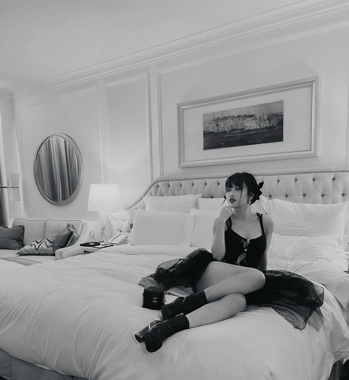 Mỗi lần xuất hiện cùng chồng, Mina Phạm đều diện những outfit đắt đỏ, với những phụ kiện đến từ các thương hiệu cao cấp trên thế giới: Louis Vuitton, Chanel, Hermes, Dolce&amp;Gabbana...