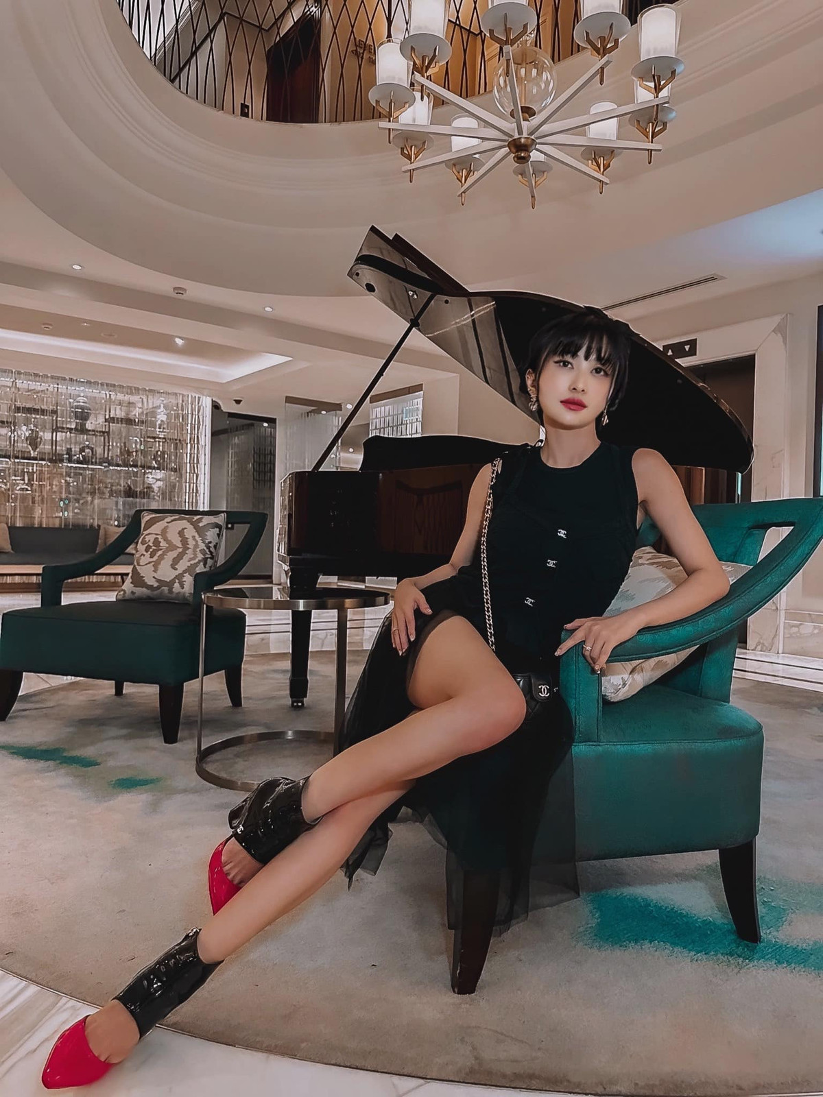 Trong các MV dance cover, Mina Phạm cũng nhận được nhiều lời khen ngợi vì sự đầu tư công phu cũng như trang phục chỉn chu, làm nổi bật thế mạnh ngoại hình.