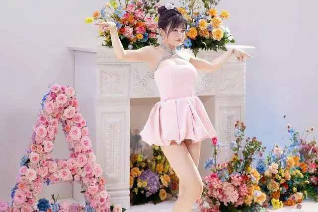 Với lợi thế vóc dáng cân đối, chuẩn "đồng hồ cát", Mina Phạm tự tin lăng xê nhiều xu hướng thời trang hot. Gần đây, cô đăng tải hình ảnh diện monokini tắm bồn nhận được nhiều lượt yêu thích của cư dân mạng.