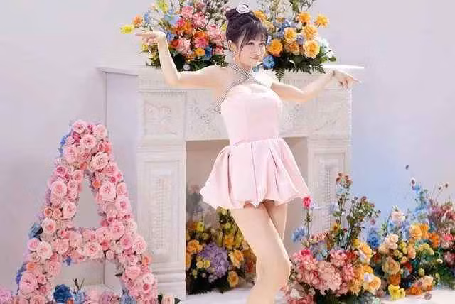 Với lợi thế vóc dáng cân đối, chuẩn "đồng hồ cát", Mina Phạm tự tin lăng xê nhiều xu hướng thời trang hot. Gần đây, cô đăng tải hình ảnh diện monokini tắm bồn nhận được nhiều lượt yêu thích của cư dân mạng.