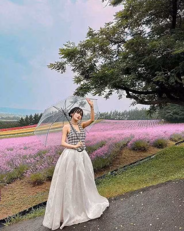 Trên trang cá nhân, vợ hai của đại gia Minh Nhựa thường xuyên chia sẻ khoảnh khắc đời thường như đi du lịch, nghỉ dưỡng ở những địa điểm sang trọng hay tips tập luyện giữ dáng, phong cách thời trang thu hút nhiều lượt yêu thích trên MXH.