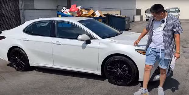 Trước khi đi, Khoa Pug bán chiếc xe hơi Camry được khoảng 20 nghìn đô (~ 480 triệu), đây là chiếc xe đã gắn bó với anh trong suốt hành trình khám phá đất Mỹ.