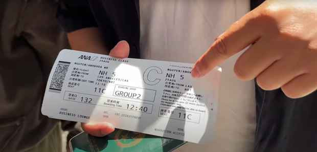 Nam YouTuber quyết định trích 3.200 đô (~ 77 triệu VNĐ) từ số tiền bán xe để mua vé hạng thương gia.