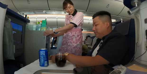 Tiễn anh chàng ra sân bay là những người bạn thân thiết, trong đó có cả camera man tên Minh - phụ trách quay chụp cho Khoa Pug 3 năm qua.