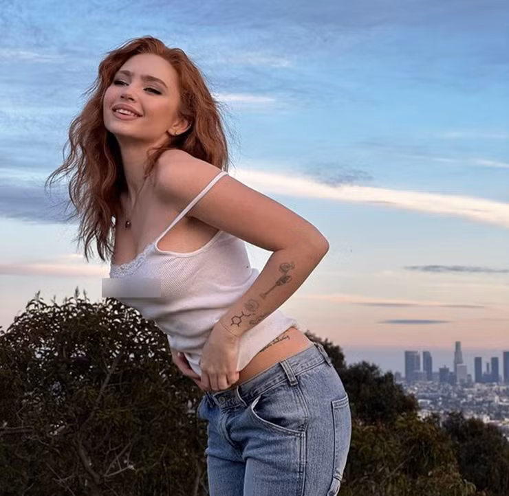 Renata Valliulina sở hữu nhiều đặc điểm của 1 cô gái Nga dễ dàng khiến đối phương bị thu hút ngay từ cái nhìn đầu tiên, đó là đôi mắt xanh, làn da trắng, mái tóc nâu vàng.