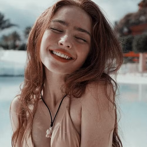 Trong đó, những mẫu váy, áo không phòng hộ được cô gái người Nga này ưu tiên lựa chọn. Nhờ có body đẹp và biết cách phối đồ, chọn kiểu dáng trang phục phù hợp mà Renata Valliulina thu hút lượng fan đông đảo.