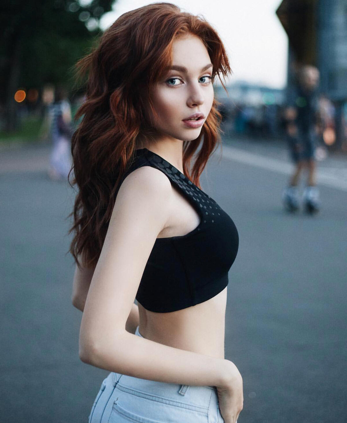 Chuong mot khong phong ho, “co gai xinh dep nhat tren TikTok” gay chu y