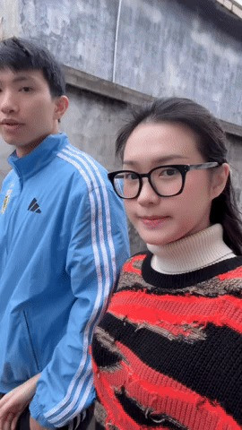 Cùng Văn Hậu đi bộ trên đường làng, Doãn Hải My gây chú ý với ngoại hình xinh đẹp, cách ăn vận giản dị, không hề váy vóc lụa là kiểu cách, kiêu sa như hình tượng tiểu thư Hà thành nhà mặt phố như khi ở Hà Nội, cũng chẳng ghi dấu bằng hàng hiệu, túi xách xa xỉ bên mình.