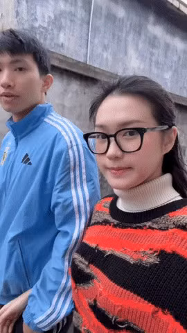 Cùng Văn Hậu đi bộ trên đường làng, Doãn Hải My gây chú ý với ngoại hình xinh đẹp, cách ăn vận giản dị, không hề váy vóc lụa là kiểu cách, kiêu sa như hình tượng tiểu thư Hà thành nhà mặt phố như khi ở Hà Nội, cũng chẳng ghi dấu bằng hàng hiệu, túi xách xa xỉ bên mình.