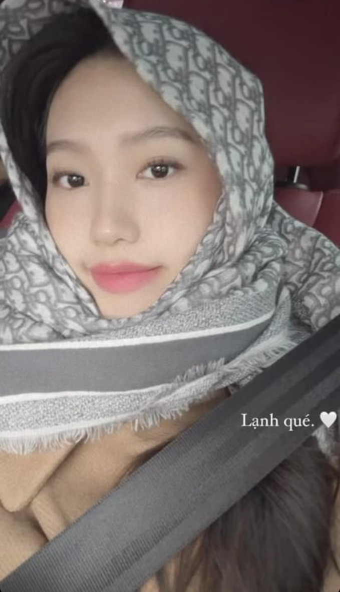 Về quê chồng, Doãn Hải My "xả vai" tiểu thư Hà thành, hoà nhập thành nàng dâu thôn quê đảm đang, vui vẻ với việc dậy sớm cùng chị đi mua hoa, mua quả về thắp hương mùng một đầu tháng.