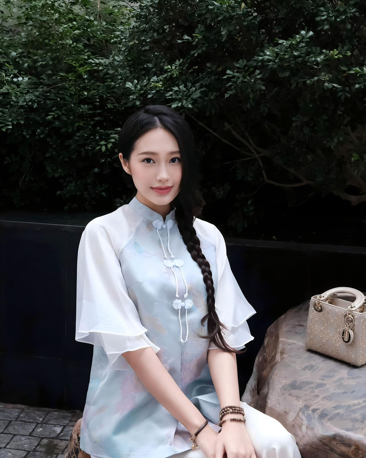 Bà xã Đoàn Văn Hậu cũng có khoảnh khắc "đánh rơi hình tượng" khi bị chồng trêu đùa. Biết Doãn Hải My sợ bị chó đuổi, Đoàn Văn Hậu khi đi trên đường làng lại lại liên tục trêu vợ rằng "đi gọn vào không cẩn thận chó sủa cho giờ".