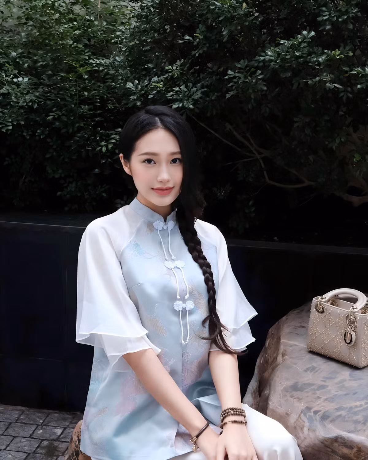 Bà xã Đoàn Văn Hậu cũng có khoảnh khắc "đánh rơi hình tượng" khi bị chồng trêu đùa. Biết Doãn Hải My sợ bị chó đuổi, Đoàn Văn Hậu khi đi trên đường làng lại lại liên tục trêu vợ rằng "đi gọn vào không cẩn thận chó sủa cho giờ".