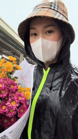 Nàng WAG không trang điểm cầu kì mà mang vẻ dịu dàng, đơn giản, nụ cười rạng rỡ luôn nở trên gương mặt nhận được thiện cảm của hàng triệu người xem trên mạng xã hội.