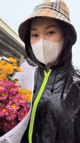 Nàng WAG không trang điểm cầu kì mà mang vẻ dịu dàng, đơn giản, nụ cười rạng rỡ luôn nở trên gương mặt nhận được thiện cảm của hàng triệu người xem trên mạng xã hội.