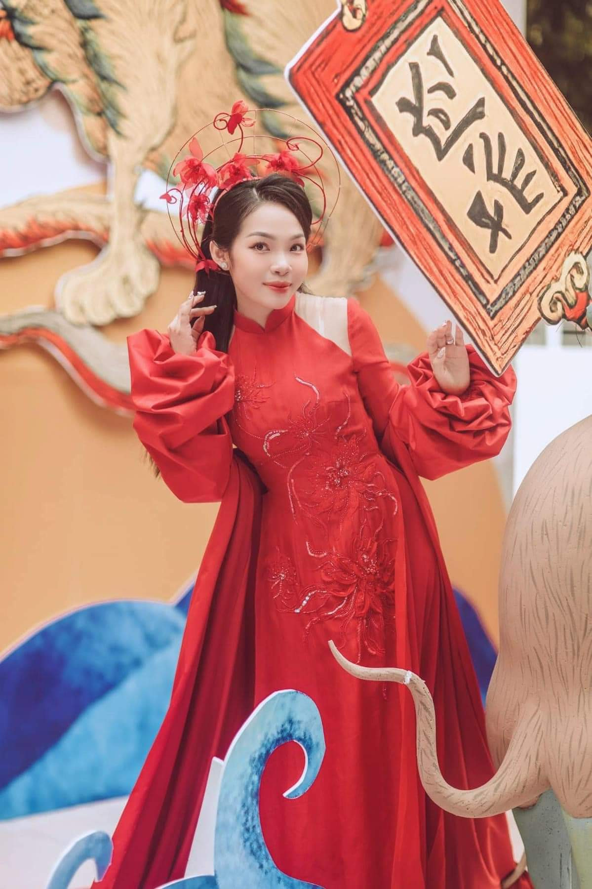 Tổng chi phí được cô dâu Bắc Giang tiết lộ dành cho ngày trọng đại của mình là 1,6 tỷ đồng, trong đó chi phí cho phần rạp là hơn 500 triệu đồng và còn cả chi phí cho những lần di chuyển giữa miền Nam và miền Bắc để gặp gỡ ê-kíp.