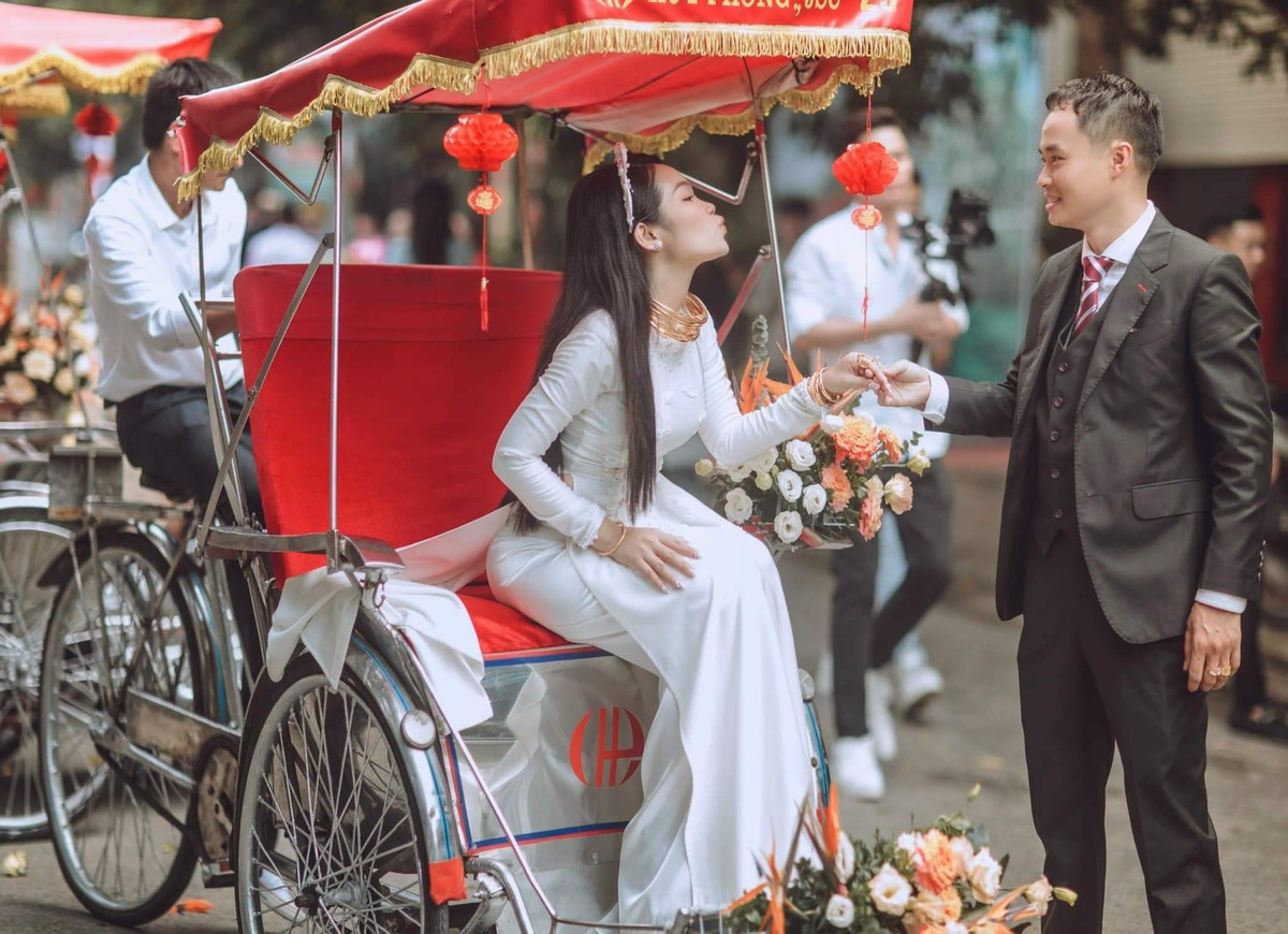 Cô dâu Bảo Ngọc chia sẻ với phóng viên Dân trí: "Nhà của bố mẹ tôi không ở ngoài mặt đường lớn nên hoạt động này không ảnh hưởng nhiều tới giao thông. Một số không gian dọc tuyến phố được sử dụng để trang trí đám hỏi nên tôi cố gắng hạn chế khu vực nhà dân, chỉ sử dụng phần vỉa hè (tận dụng các lô đất trống) hoặc phần hàng rào phụ của các gia đình hàng xóm.