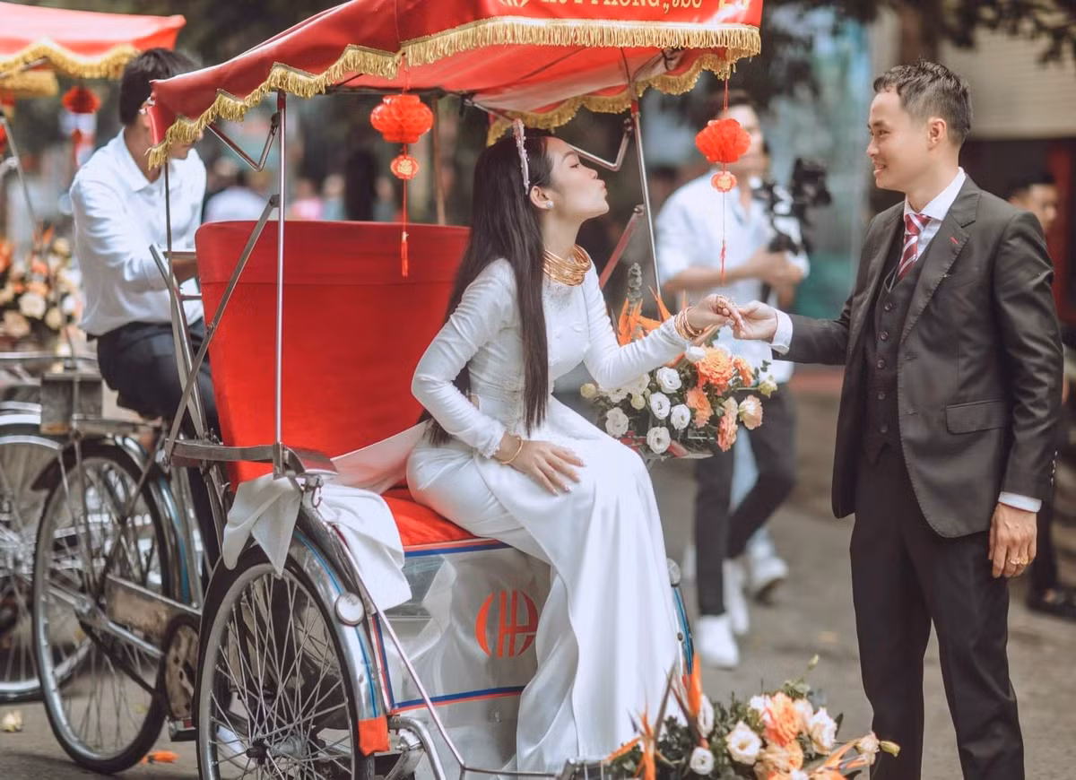 Cô dâu Bảo Ngọc chia sẻ với phóng viên Dân trí: "Nhà của bố mẹ tôi không ở ngoài mặt đường lớn nên hoạt động này không ảnh hưởng nhiều tới giao thông. Một số không gian dọc tuyến phố được sử dụng để trang trí đám hỏi nên tôi cố gắng hạn chế khu vực nhà dân, chỉ sử dụng phần vỉa hè (tận dụng các lô đất trống) hoặc phần hàng rào phụ của các gia đình hàng xóm.